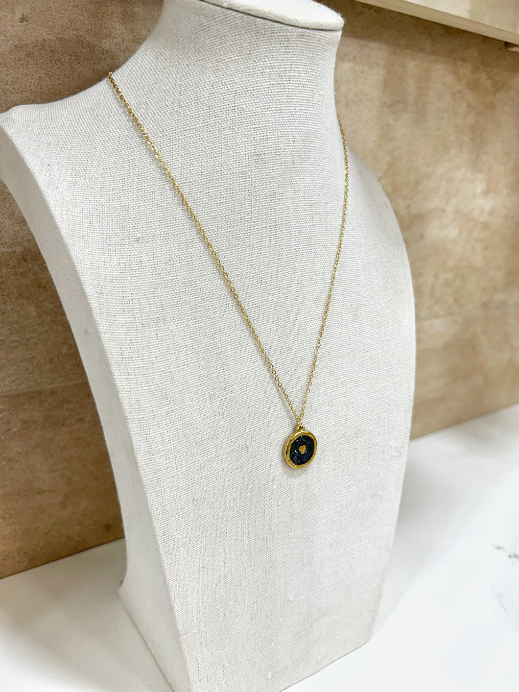 Collar corazón negro